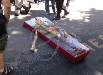 В Харькове активисты "похоронили" Путина