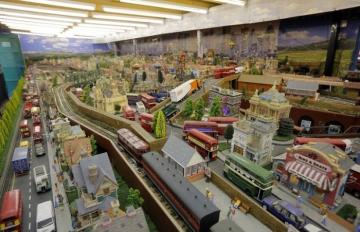Пенсионер из Великобритании собрал модель железной дороги, оценивающейся в 250 000 фунтов (ФОТО)