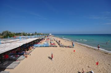 Евпатория встречает туристов. Как выглядят пляжи в аннексированном Крыму (ФОТО)