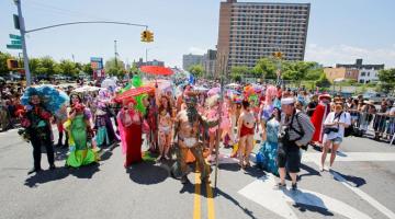 Пестрое веселье: в Нью-Йорке состоялся  красочный парад русалок (ФОТО)