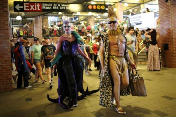 Пестрое веселье: в Нью-Йорке состоялся  красочный парад русалок (ФОТО)