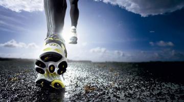 Ученые: бег в кроссовках вреден для здоровья