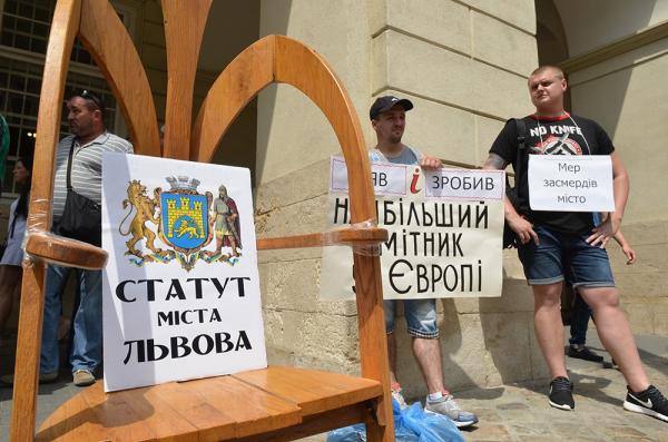 Театр одного актера. Кто и почему посмеялся над Садовым (ФОТО)