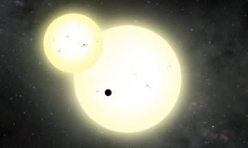 Астрономы обнаружили чрезвычайно редкую планету, которая вращается сразу вокруг двух звезд