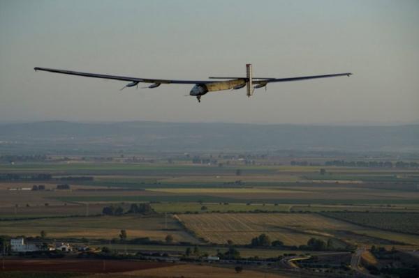 Самолет на солнечных батареях впервые пересек Атлантику (ФОТО)