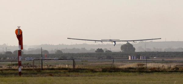 Самолет на солнечных батареях впервые пересек Атлантику (ФОТО)