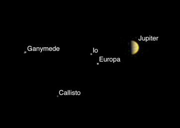 Аппарат «Юнона» передал первый снимок Юпитера и его спутников