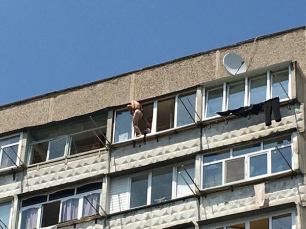 Винницкий "Казанова" застрял на балконе 10-го этажа (ФОТО)