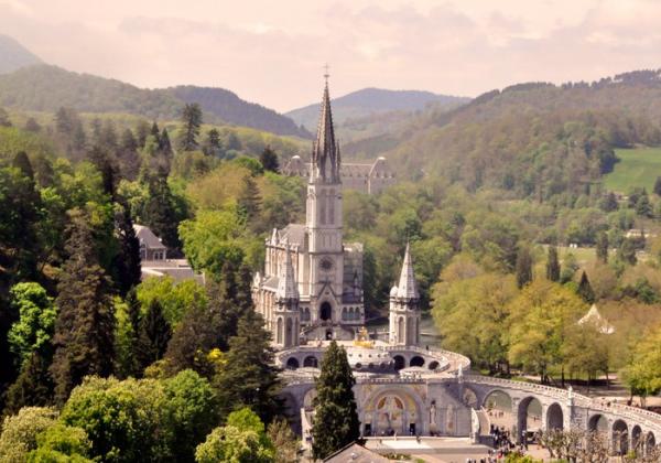 Лурд — мистический центр паломничества католиков во Франции (ФОТО)