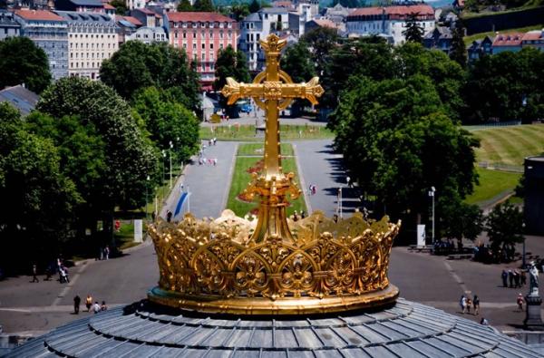 Лурд — мистический центр паломничества католиков во Франции (ФОТО)