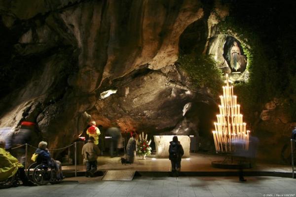 Лурд — мистический центр паломничества католиков во Франции (ФОТО)