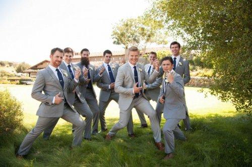Креативные свадебные снимки с веселыми друзьями жениха (ФОТО)