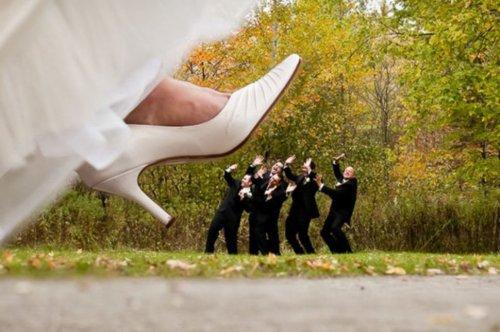 Креативные свадебные снимки с веселыми друзьями жениха (ФОТО)