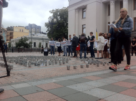 Активисты принесли 450 кружек под Раду (ФОТО)