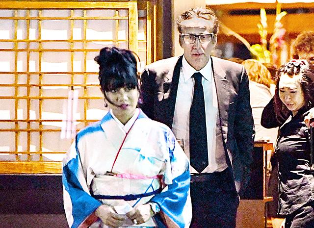 Николаса Кейджа засекли за поцелуем с женщиной в кимоно (ФОТО)