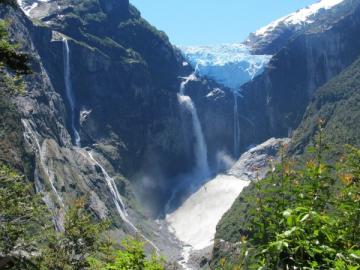 Приманка для туристов: висящий ледник в чилийском Национальном парке Кеулат (ФОТО)