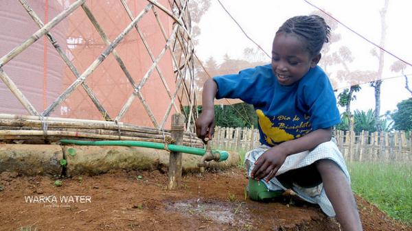 В Африке изобрели конструкцию для добычи питьевой воды из воздуха (ФОТО)