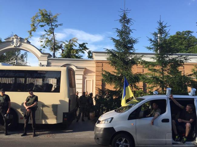 Активисты заблокировали резиденцию Порошенко (ФОТО)