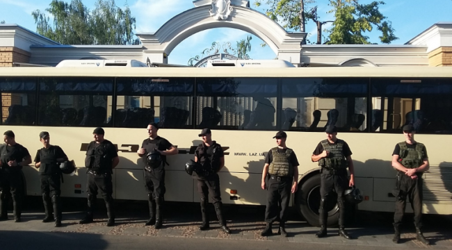 Активисты заблокировали резиденцию Порошенко (ФОТО)