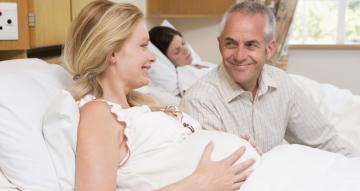 Медики рассказали о пользе поздних родов