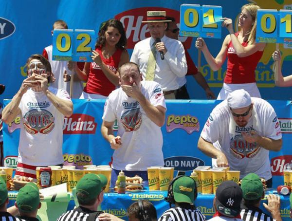 В США прошли соревнования по скоростному поеданию хот-догов (ФОТО)