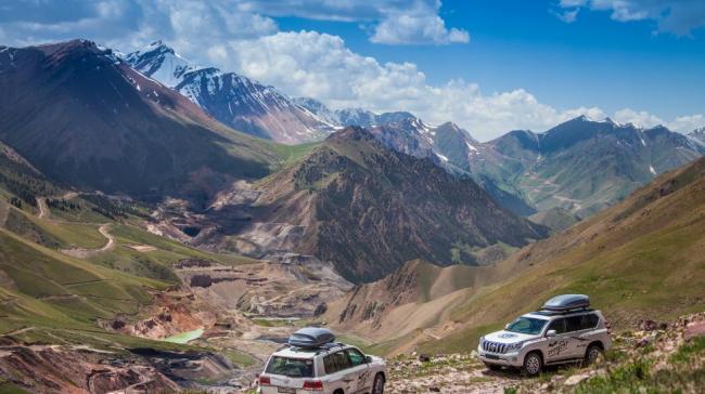 Легендарные Toyota Land Cruiser прошли испытание Эверестом (ФОТО)