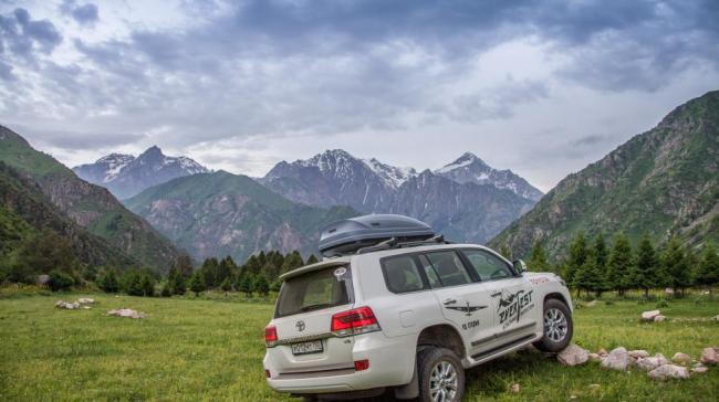 Легендарные Toyota Land Cruiser прошли испытание Эверестом (ФОТО)