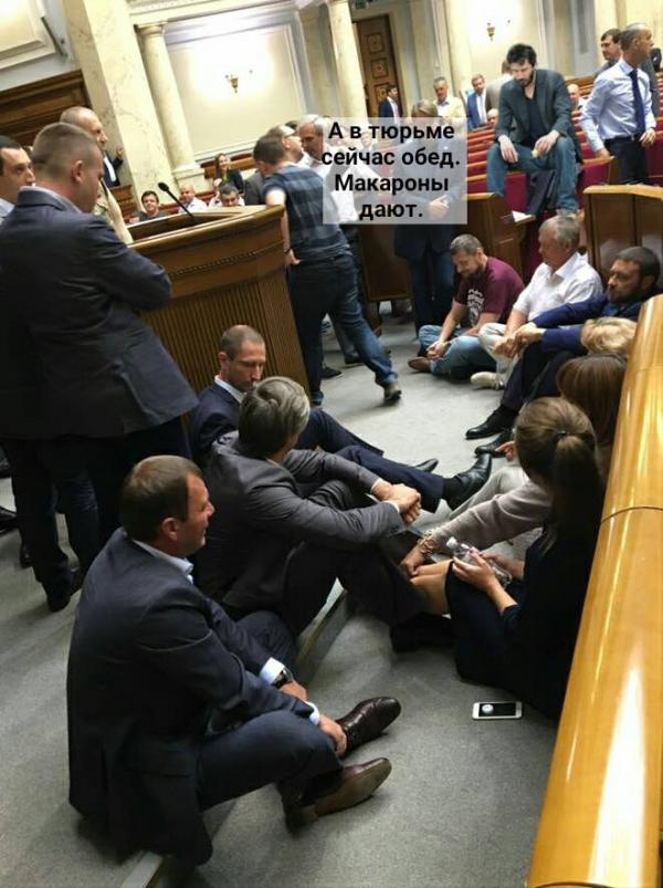 В Сети смеются над сидячим протестом Ляшко (ФОТО)