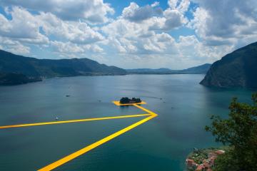 В Италии построили пирс, который позволяет буквально гулять по воде (ФОТО)