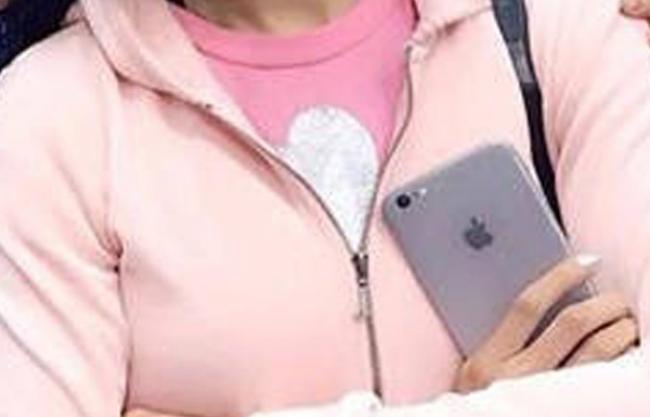 Звезда китайского шоу-бизнеса похвасталась своим iPhone 7 (ФОТО)