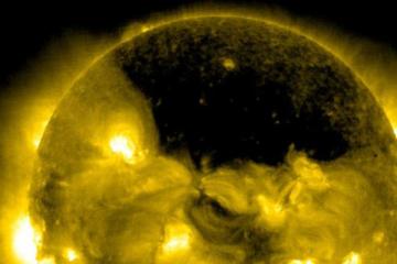 NASA: На Солнце появилась гигантская корональная дыра (ВИДЕО)