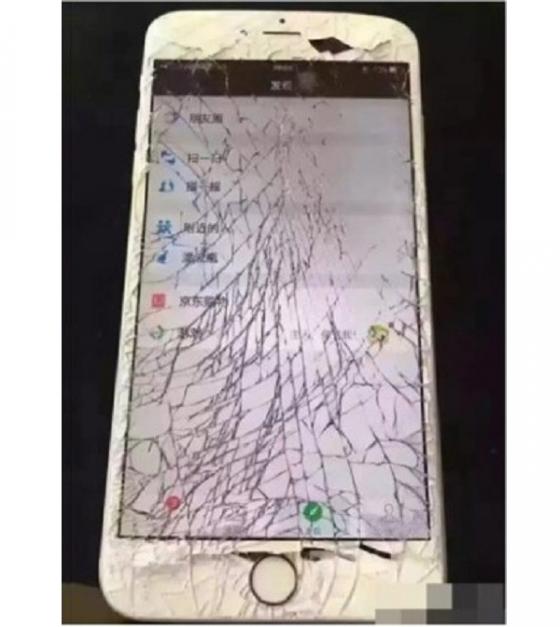 Китайцы начали массово уничтожать свои iPhone (ФОТО)