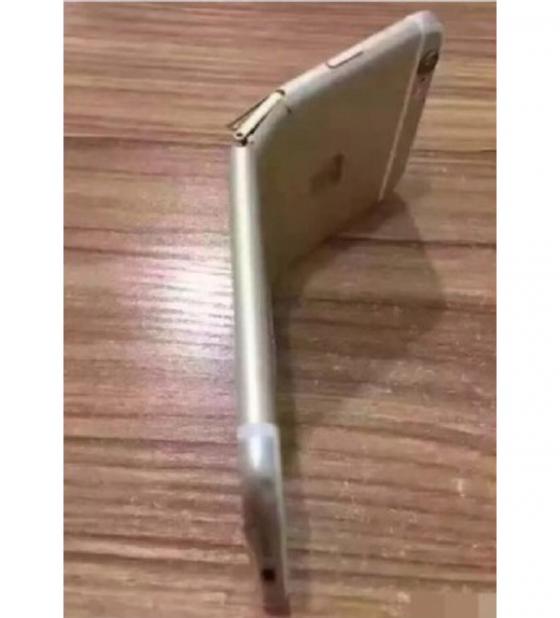 Китайцы начали массово уничтожать свои iPhone (ФОТО)