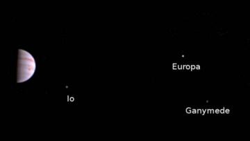 Космический аппарат Juno прислал первую "открытку" из окрестностей Юпитера