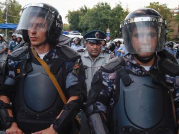 Восстание в Армении: вооруженные люди захватили здание полиции в Ереване