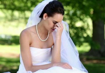 Берегите женщин: жених уронил невесту со скутера и не заметил этого (ВИДЕО)