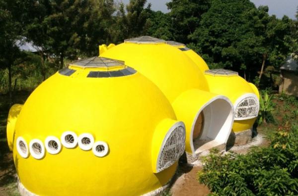Ярко-желтый купольный домик: нестандартное жилище в Кении (ФОТО)