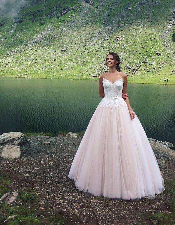 Победительница "Холостяка" примерила свадебные наряды (ФОТО)