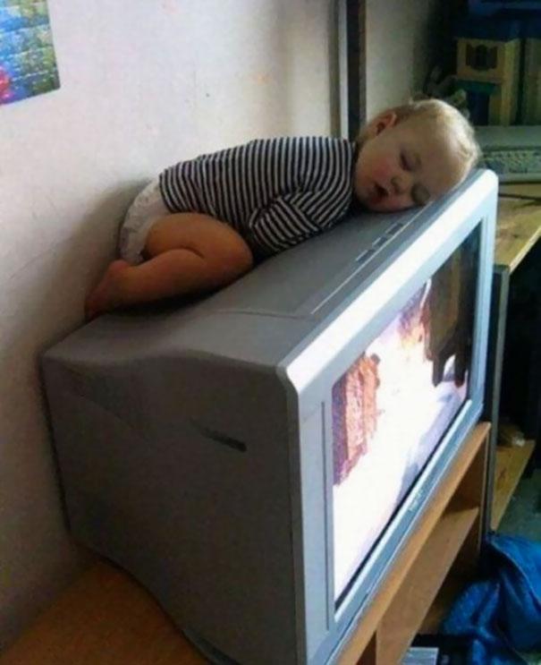 15 снимков, доказывающих, что дети могут спать где угодно (ФОТО)