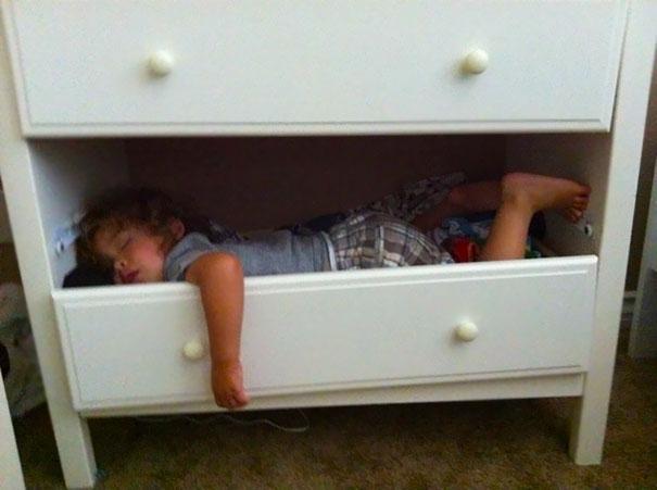 15 снимков, доказывающих, что дети могут спать где угодно (ФОТО)