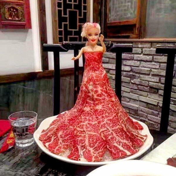 Платье Леди Гаги подают в китайском ресторане (ФОТО)