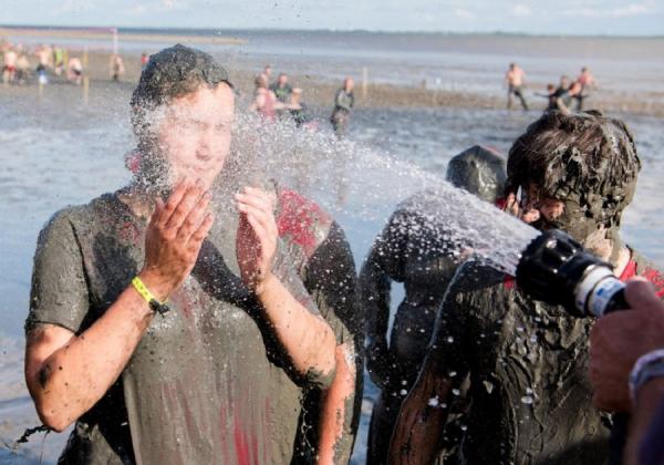 "Грязный спорт": в Германии провели необычную Олимпиаду (ФОТО) "Грязный спорт": в Германии провели необычную Олимпиаду (ФОТО)
