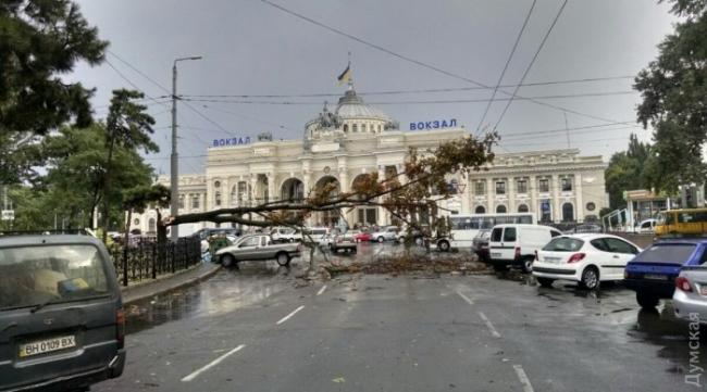 Одессу накрыли грозы со шквальным ветром и градом (ФОТО)