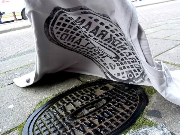Художники используют крышки люков для печати на сувенирных футболках (ФОТО)