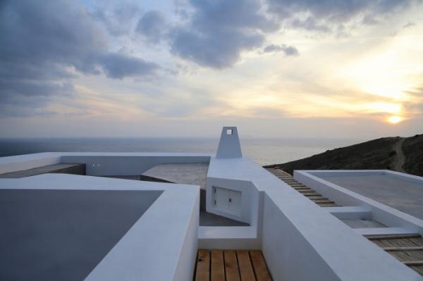 Дом в горном склоне: шикарный жилой комплекс на греческом острове (ФОТО)