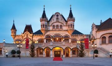 Дома с привидениями и сказочные дворцы: старейший парк развлечений в Европе (ФОТО)