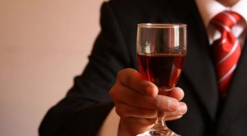 Ученые выяснили, что одинокие люди пьют чаще, чем женатые