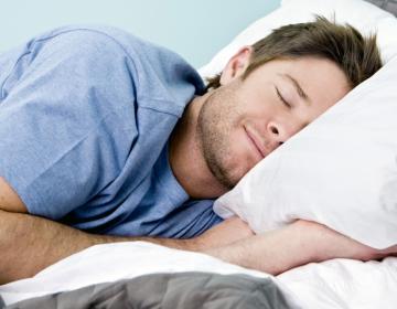 Ученые объяснили, почему люди разговаривают во сне
