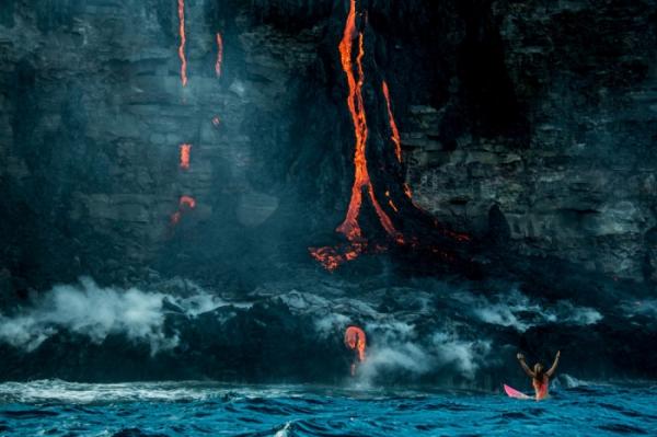 Экстремальный досуг: плавание в океане с лавой на Гавайских островах (ФОТО)