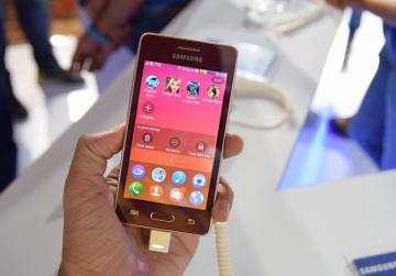 Samsung представила новый смартфон на платформе Tizen (ФОТО)
